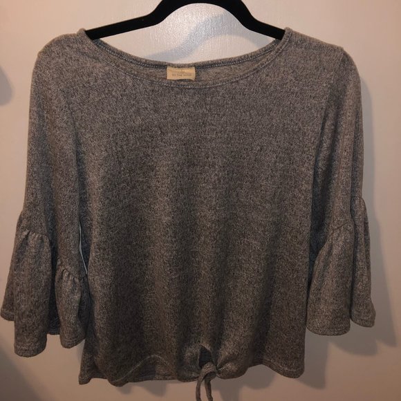 Caution To the Wind Grey Short Sleeved Top w/ bottom tie - Picture 1 of 4